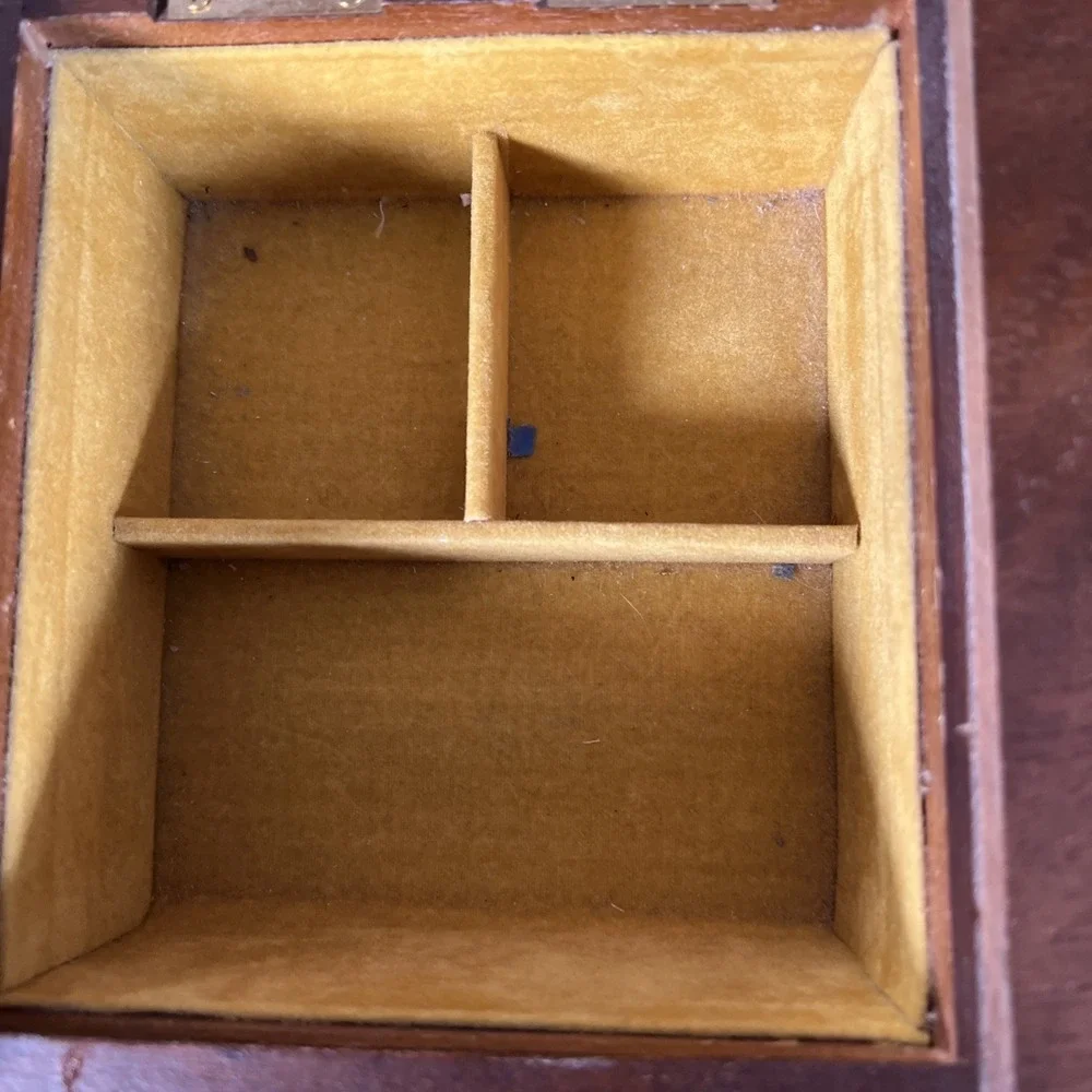 Vintage Wood Music Jewelry Box  5Drawer, Top Lift, Middle Ring Holder -‎ WORKS
